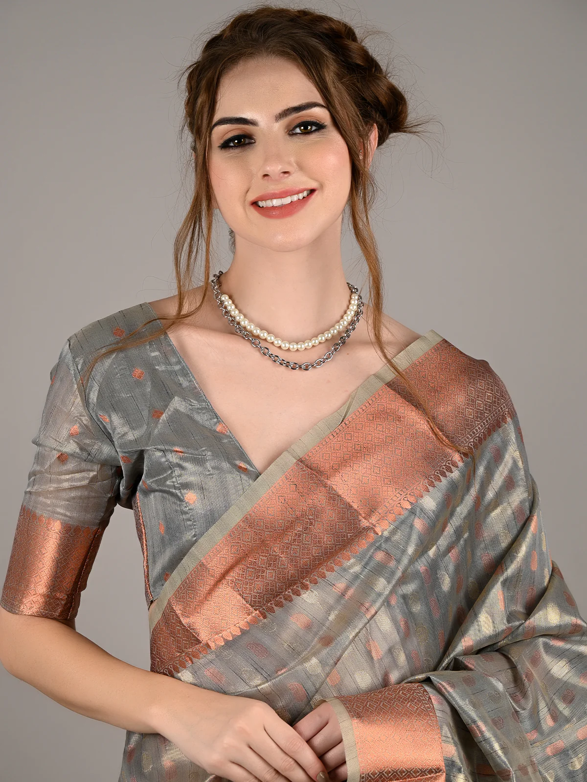 Odette Women Grey Tissue Woven Saree With Unstitched Blouse - Image 3