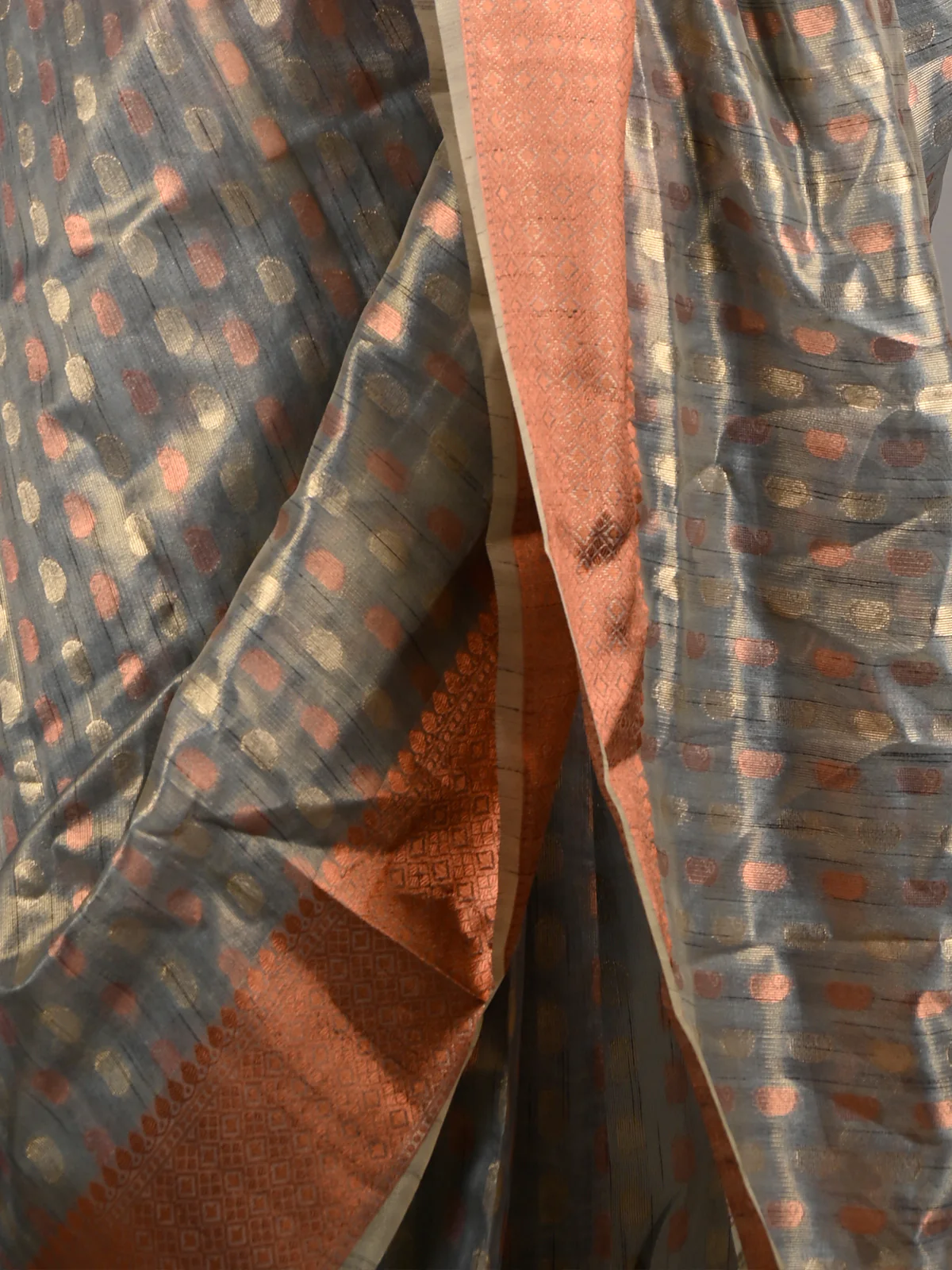 Odette Women Grey Tissue Woven Saree With Unstitched Blouse - Image 4