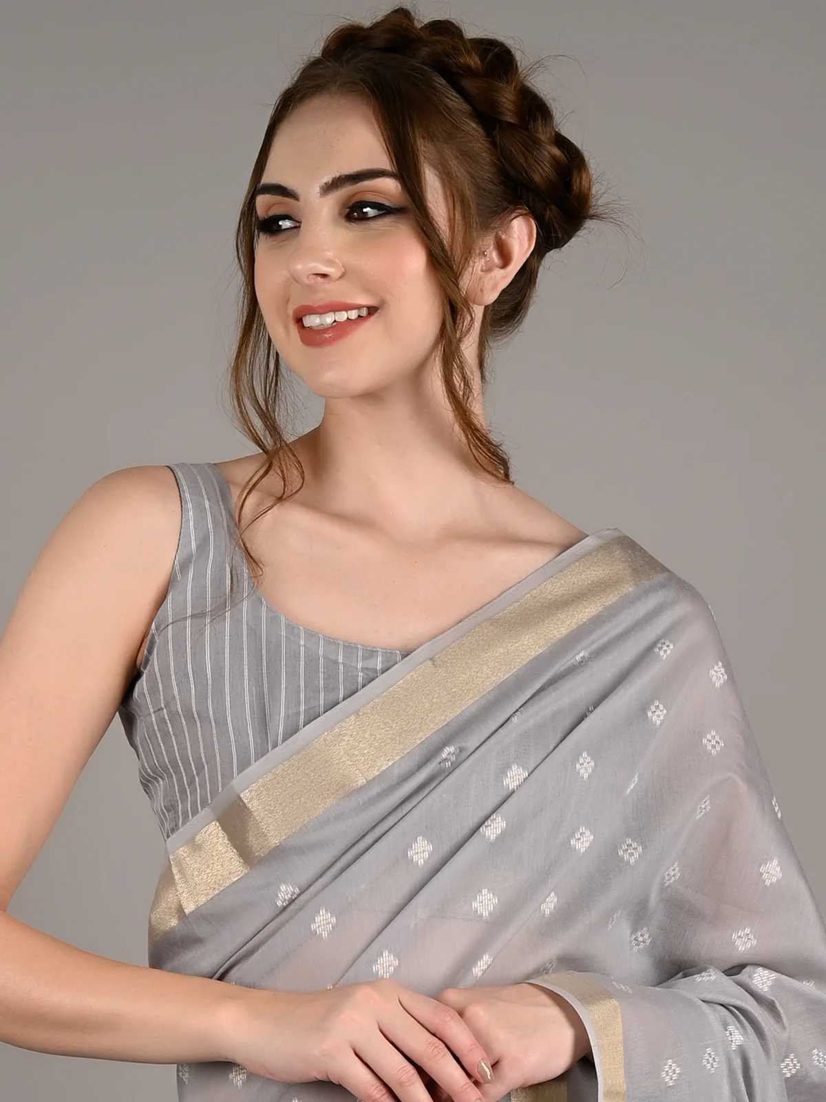 Odette Women Grey Viscose Woven Saree With Unstitched Blouse - Image 3