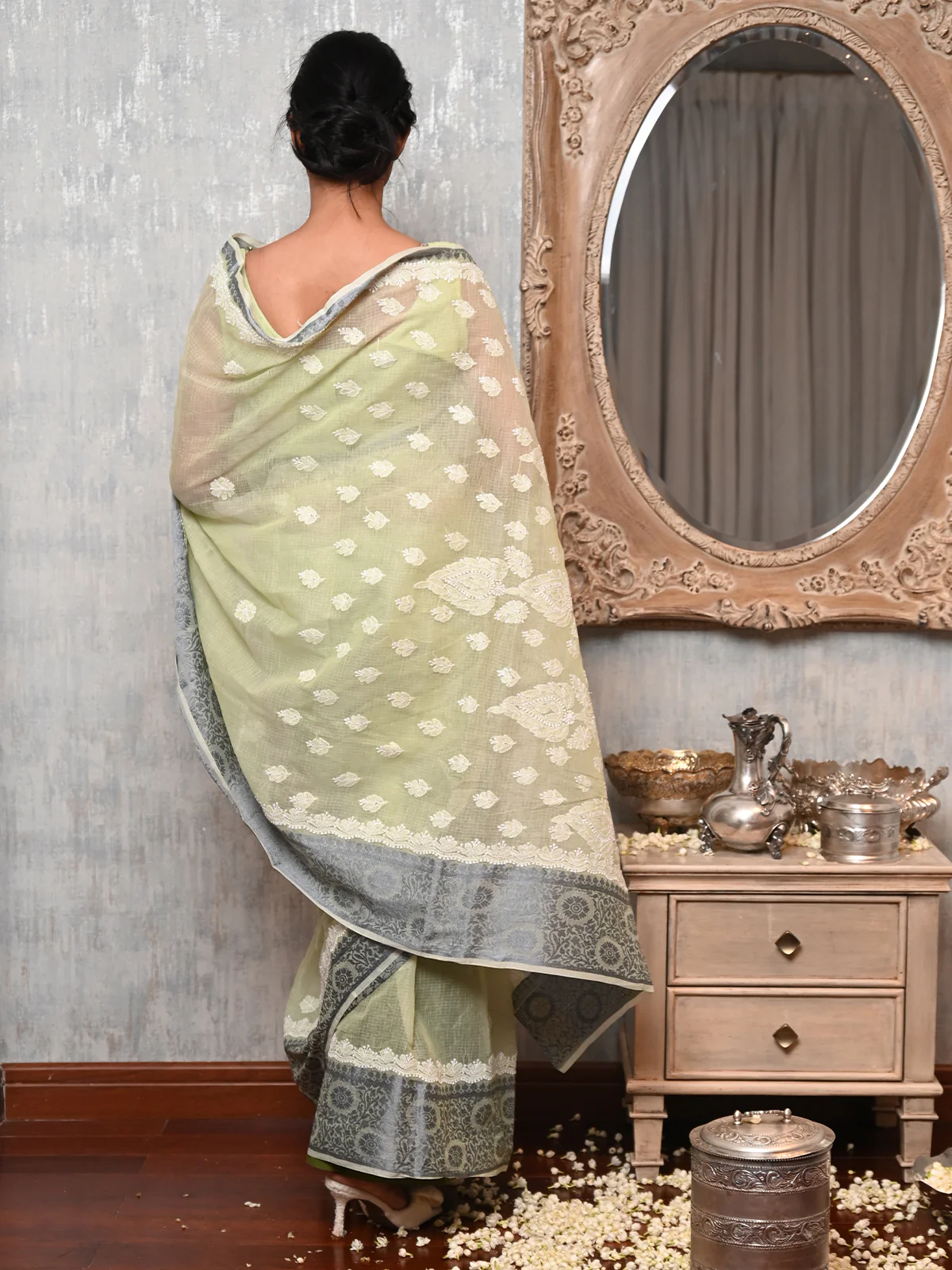 Odette Women Green Chequered Voile Chikankari Embroidered Saree With Unstitched Blouse - Image 3