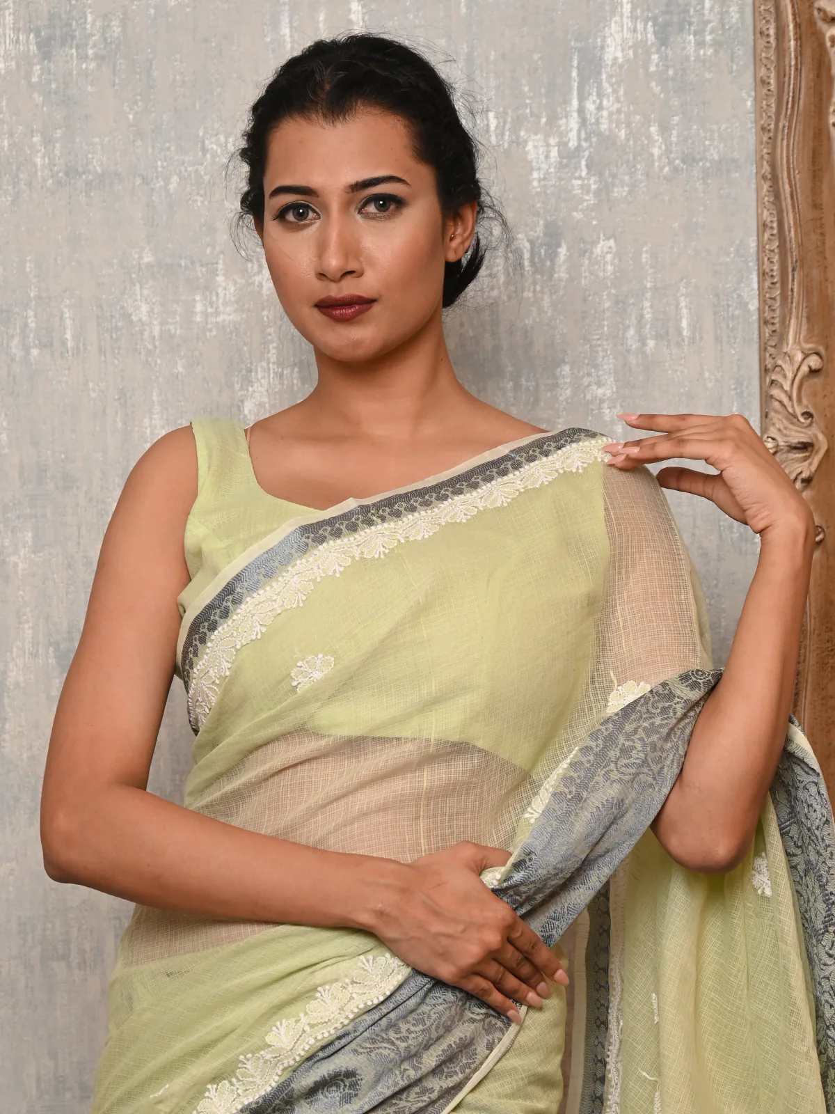 Odette Women Green Chequered Voile Chikankari Embroidered Saree With Unstitched Blouse - Image 4