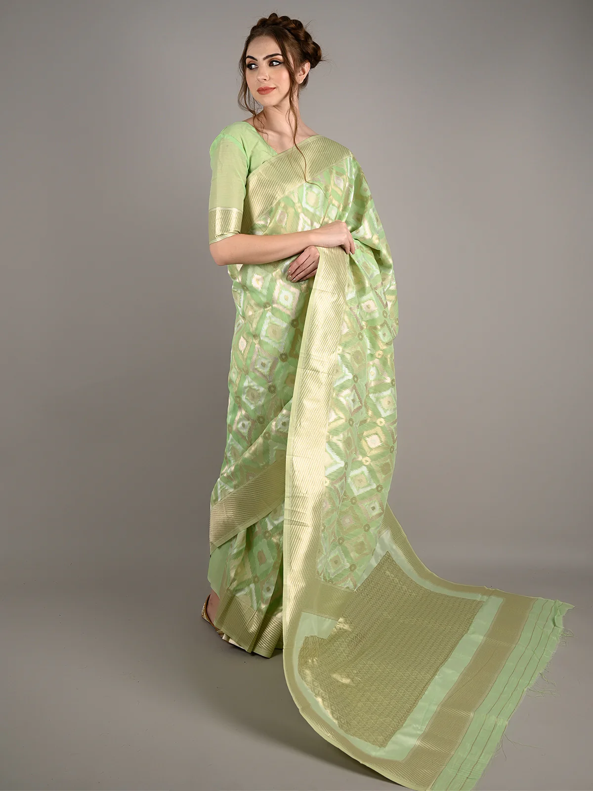 Odette Women Light Green Linen Woven Saree With Unstitched Blouse - Image 2