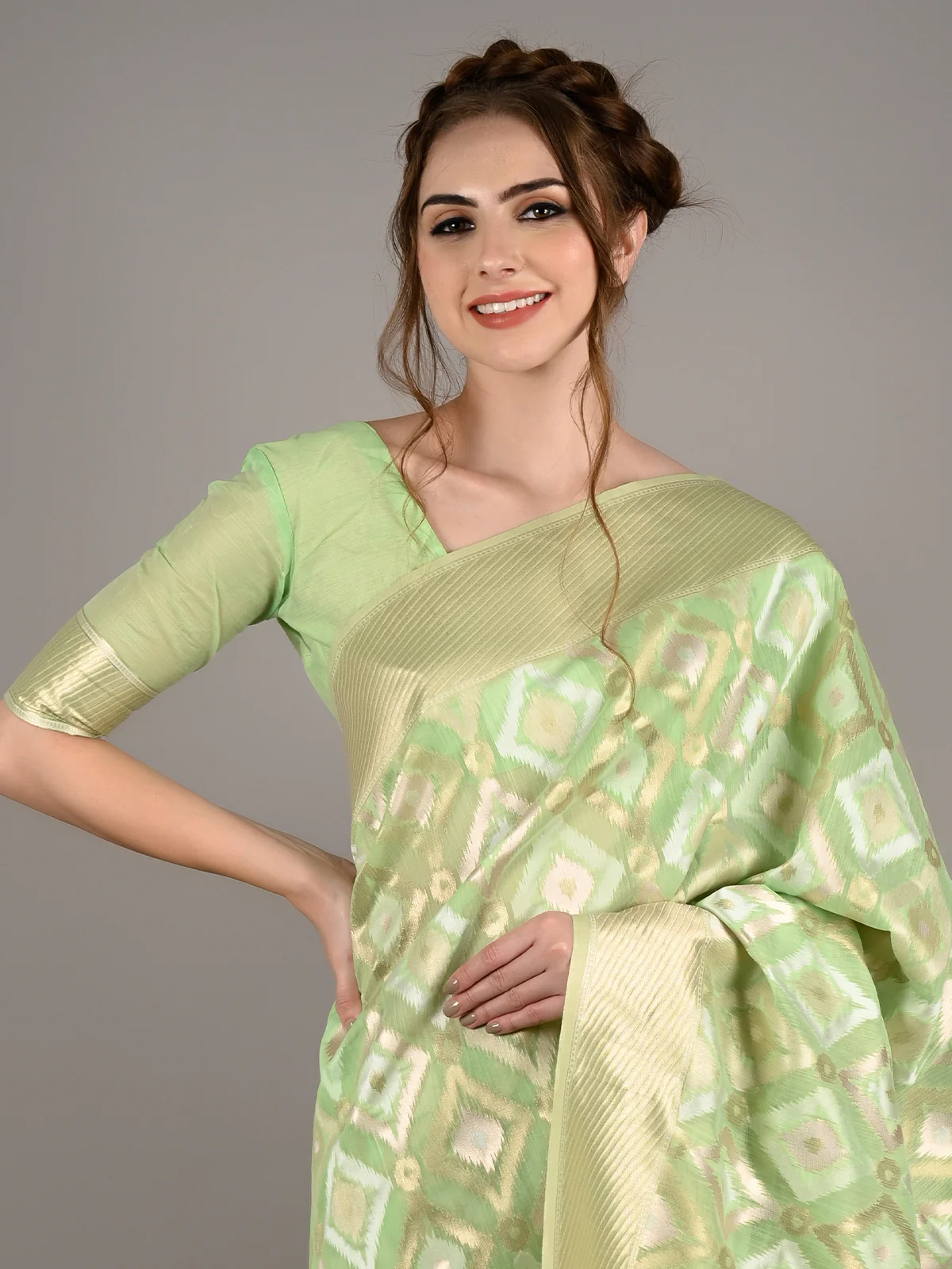Odette Women Light Green Linen Woven Saree With Unstitched Blouse - Image 3