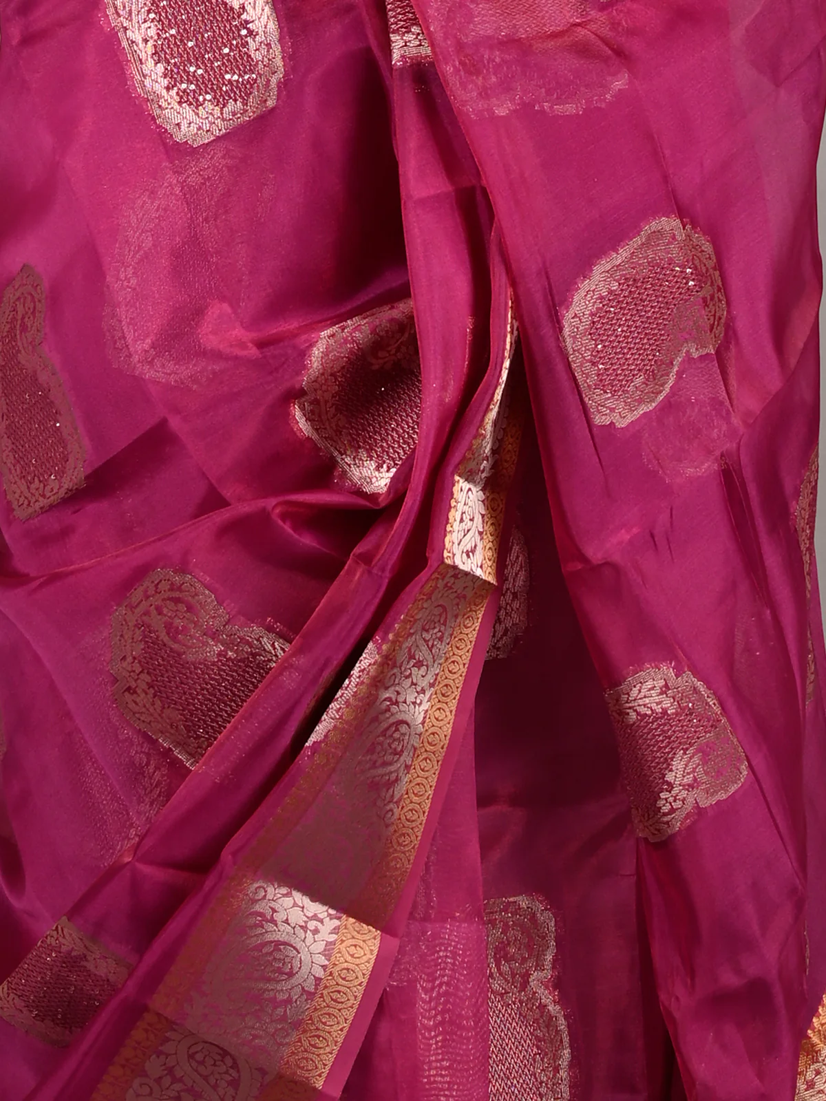Odette Women Magenta Organza Woven Saree With Unstitched Blouse - Image 4