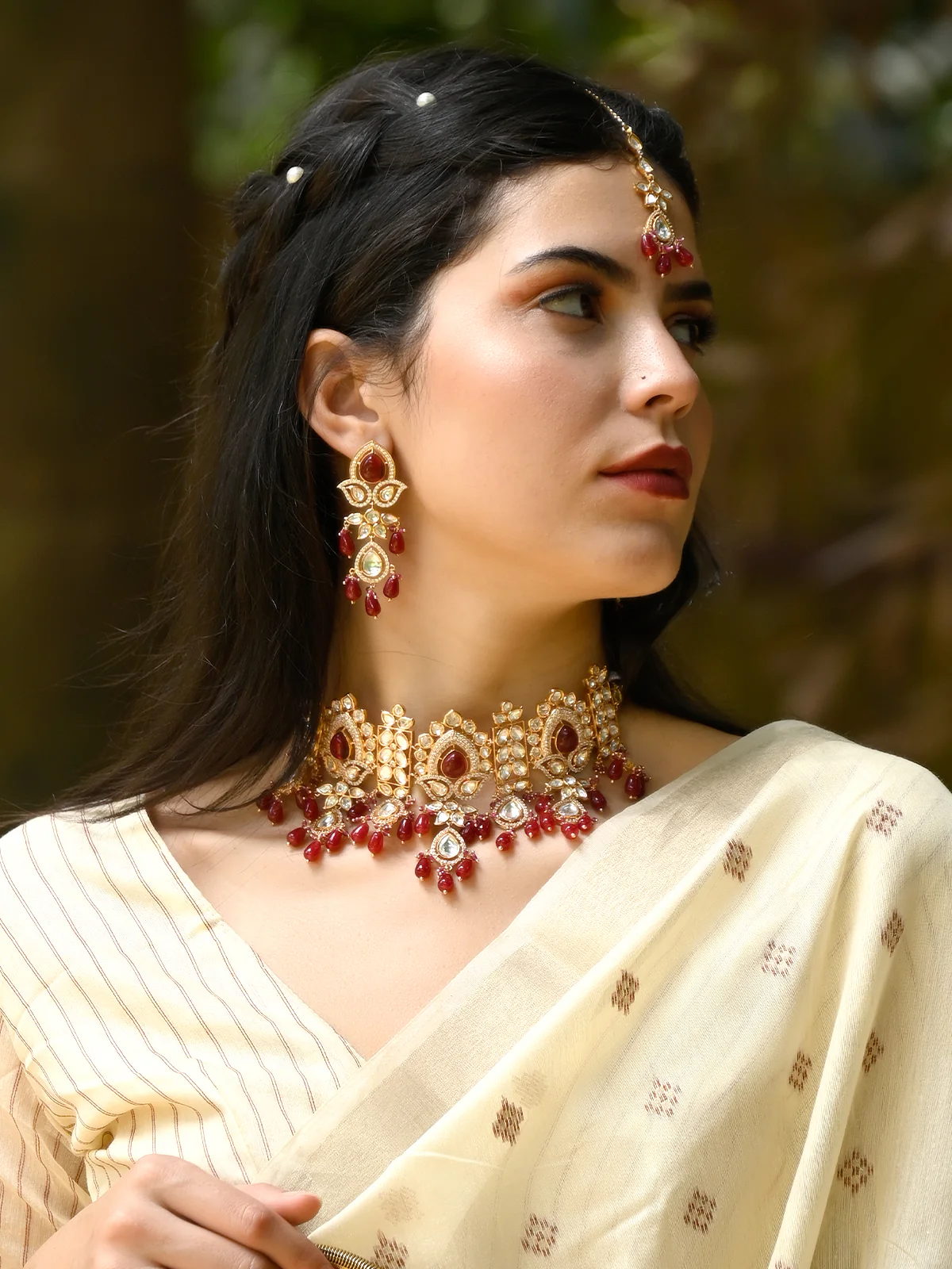 Odette Women Maroon And White Bridal Kundan Choker Necklace Set With Mangtika - Image 2