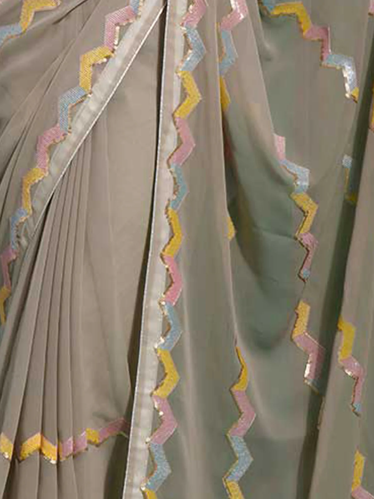 Odette Women Grey Poly Georgette Saree With Blouse Piece - Image 4