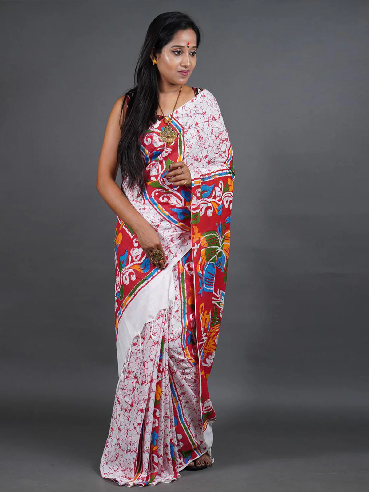 Odette Red Printed Cotton Saree With Unstitched Blouse for Women - Image 2