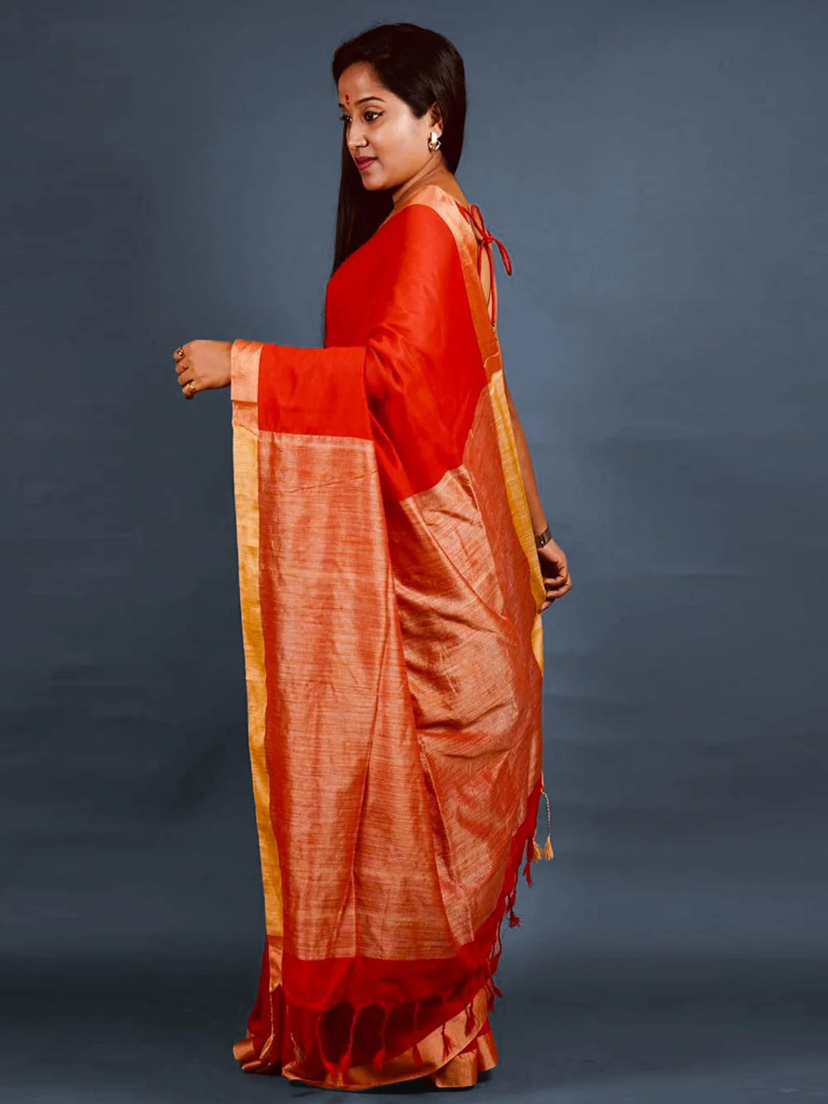Odette Red Solid Cotton Saree With Unstitched Blouse for Women - Image 2