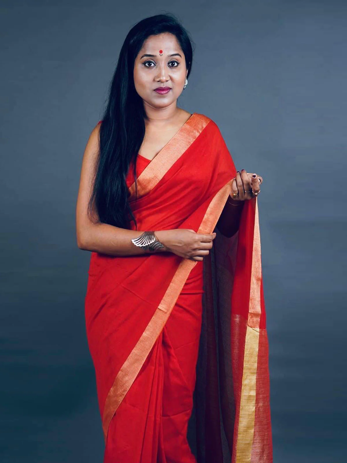 Odette Red Solid Cotton Saree With Unstitched Blouse for Women - Image 3