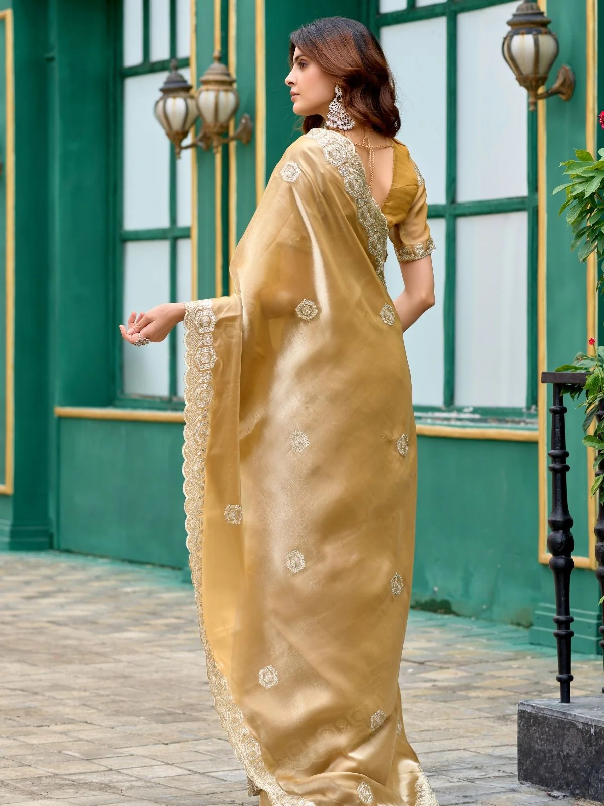 Odette Beige Chiffon Embellished Saree For Women - Image 3