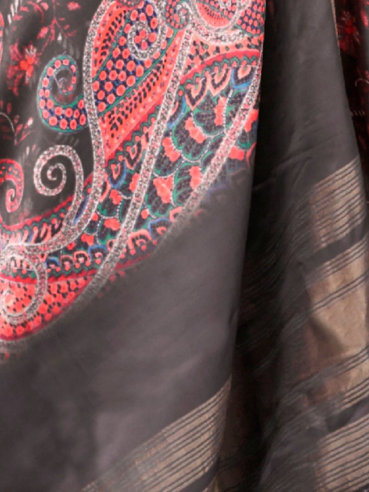 Odette Beige Silk Blend Printed Saree With Unstitched Blouse For Women - Image 3