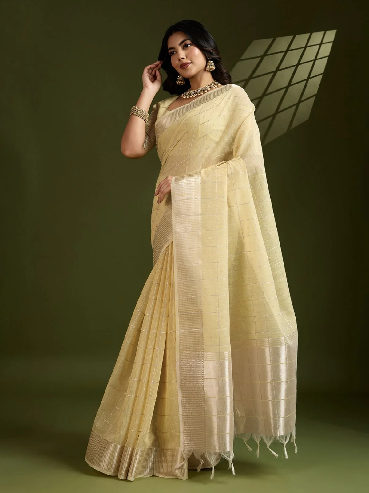 Odette Beige Silk Blend Woven Checked Saree For Women - Image 2