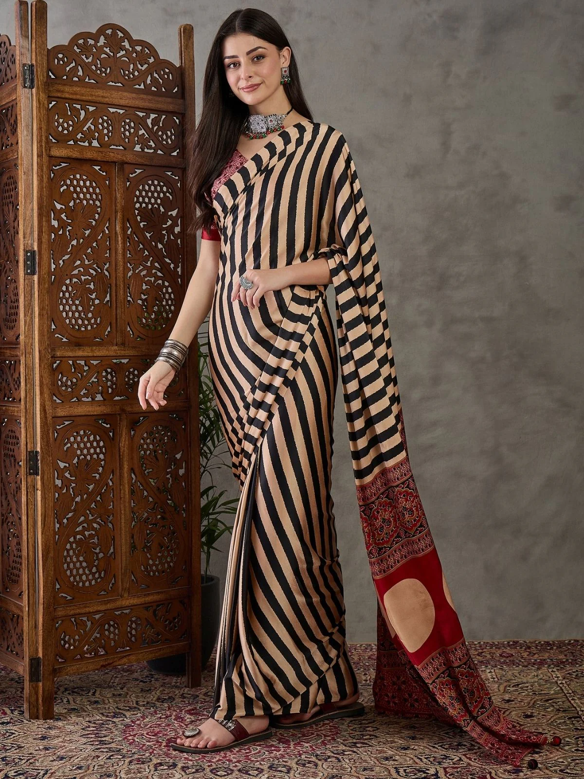Odette Black And Cream Silk Blend Printed Elegant Saree For Women - Image 2