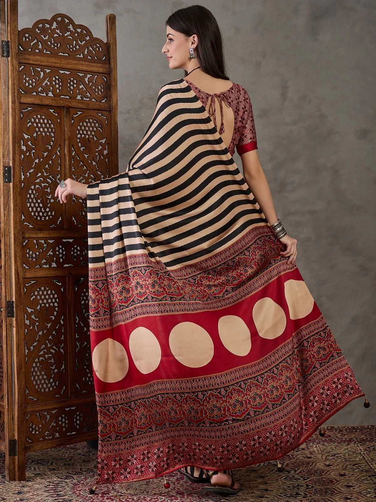 Odette Black And Cream Silk Blend Printed Elegant Saree For Women - Image 3