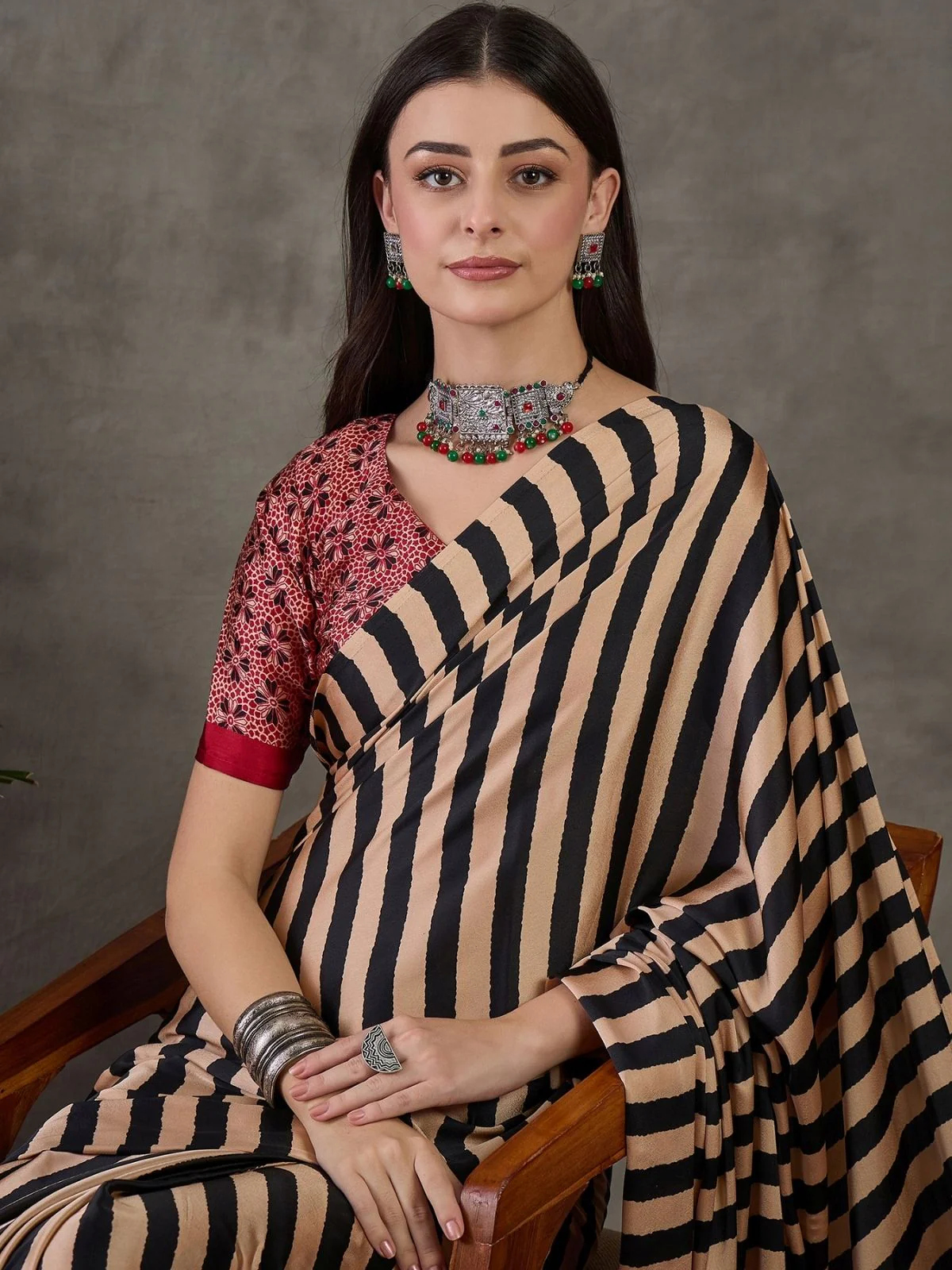 Odette Black And Cream Silk Blend Printed Elegant Saree For Women - Image 4