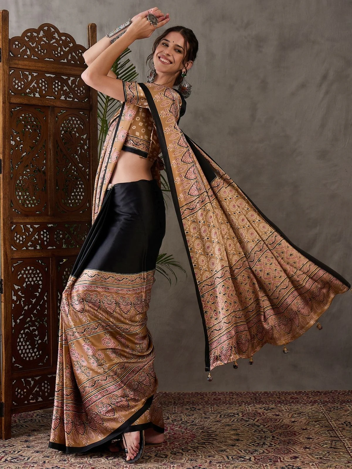 Odette Black And Gold Silk Blend Printed Elegant Saree For Women - Image 3