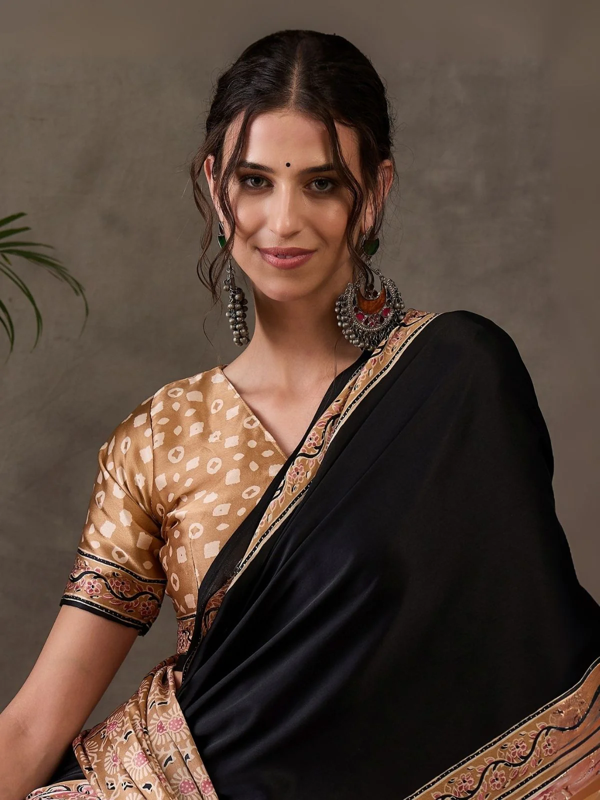 Odette Black And Gold Silk Blend Printed Elegant Saree For Women - Image 4