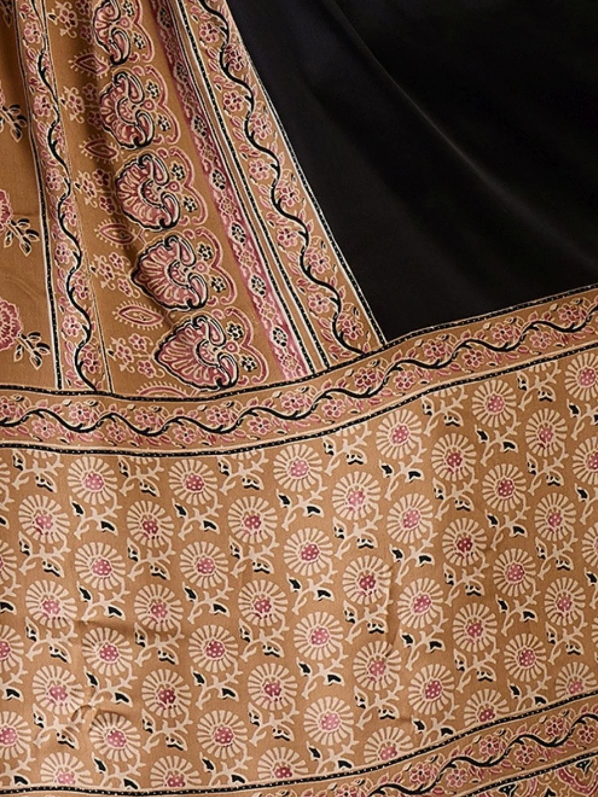 Odette Black And Gold Silk Blend Printed Elegant Saree For Women - Image 5