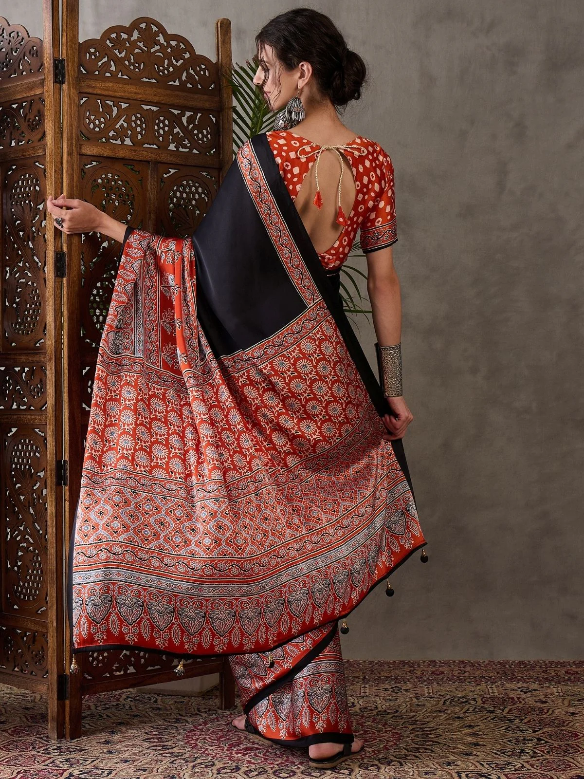 Odette Black And Orange Silk Blend Printed Elegant Saree For Women - Image 2