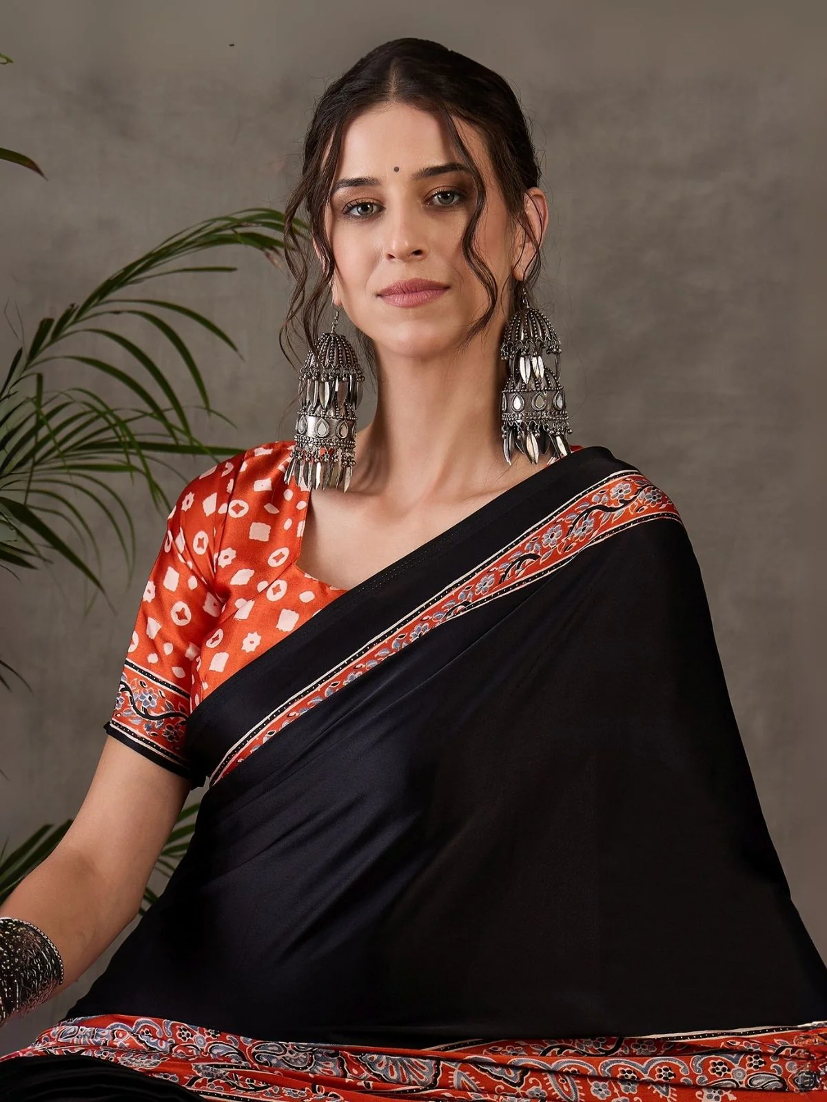 Odette Black And Orange Silk Blend Printed Elegant Saree For Women - Image 4
