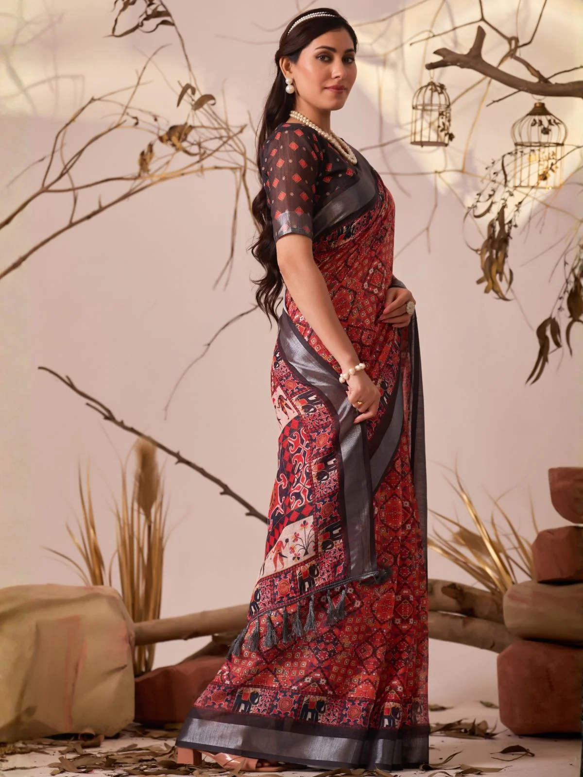 Odette Black And Red Linen Cotton Printed Saree For Women - Image 2