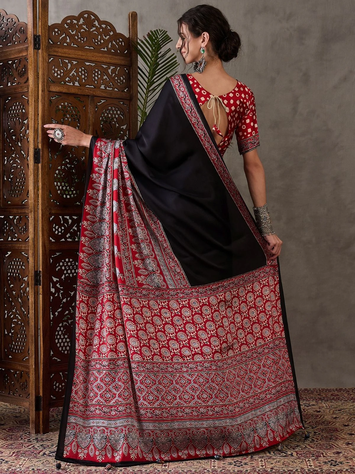 Odette Black And Red Silk Blend Printed Elegant Saree For Women - Image 2