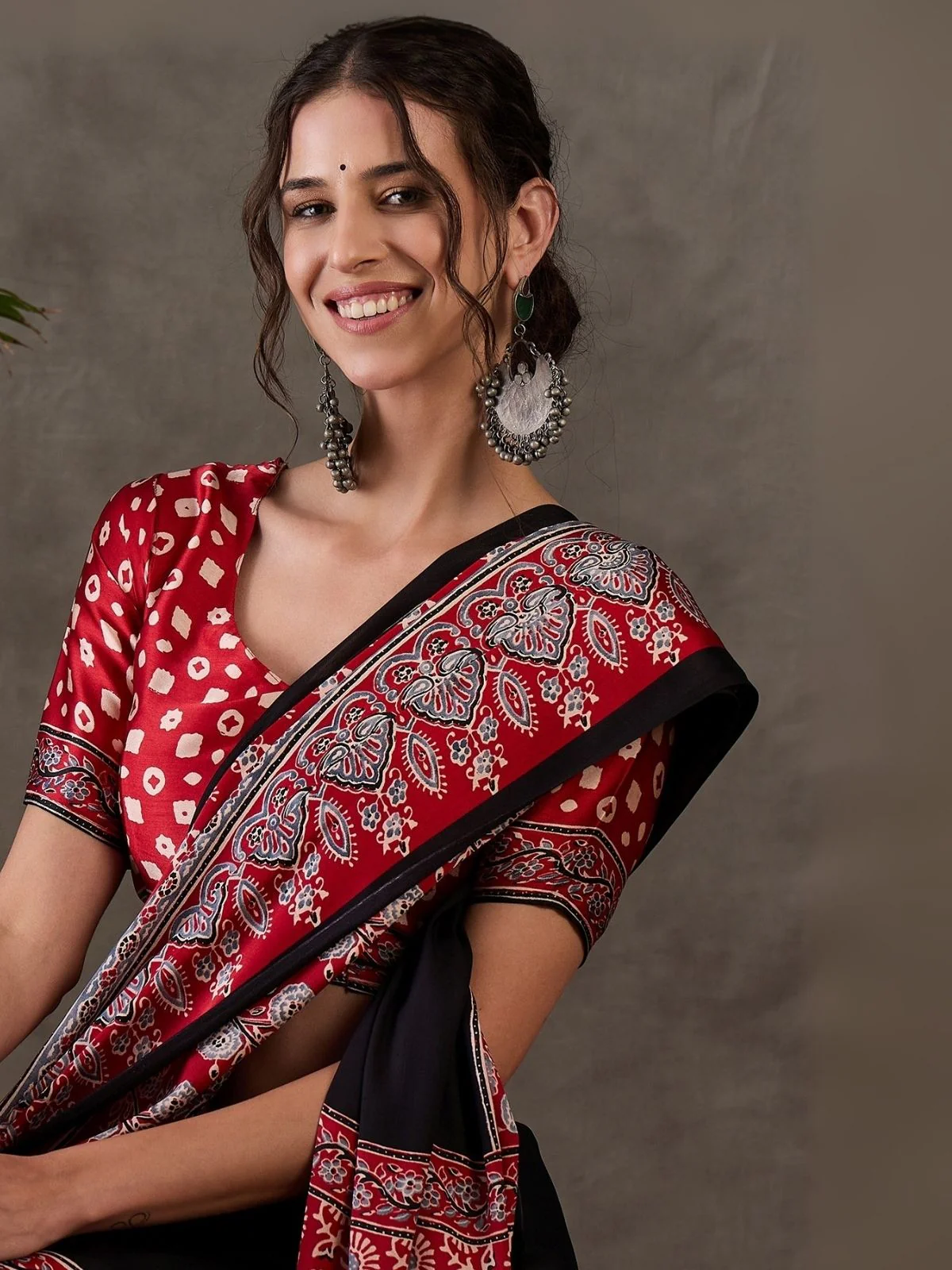 Odette Black And Red Silk Blend Printed Elegant Saree For Women - Image 4