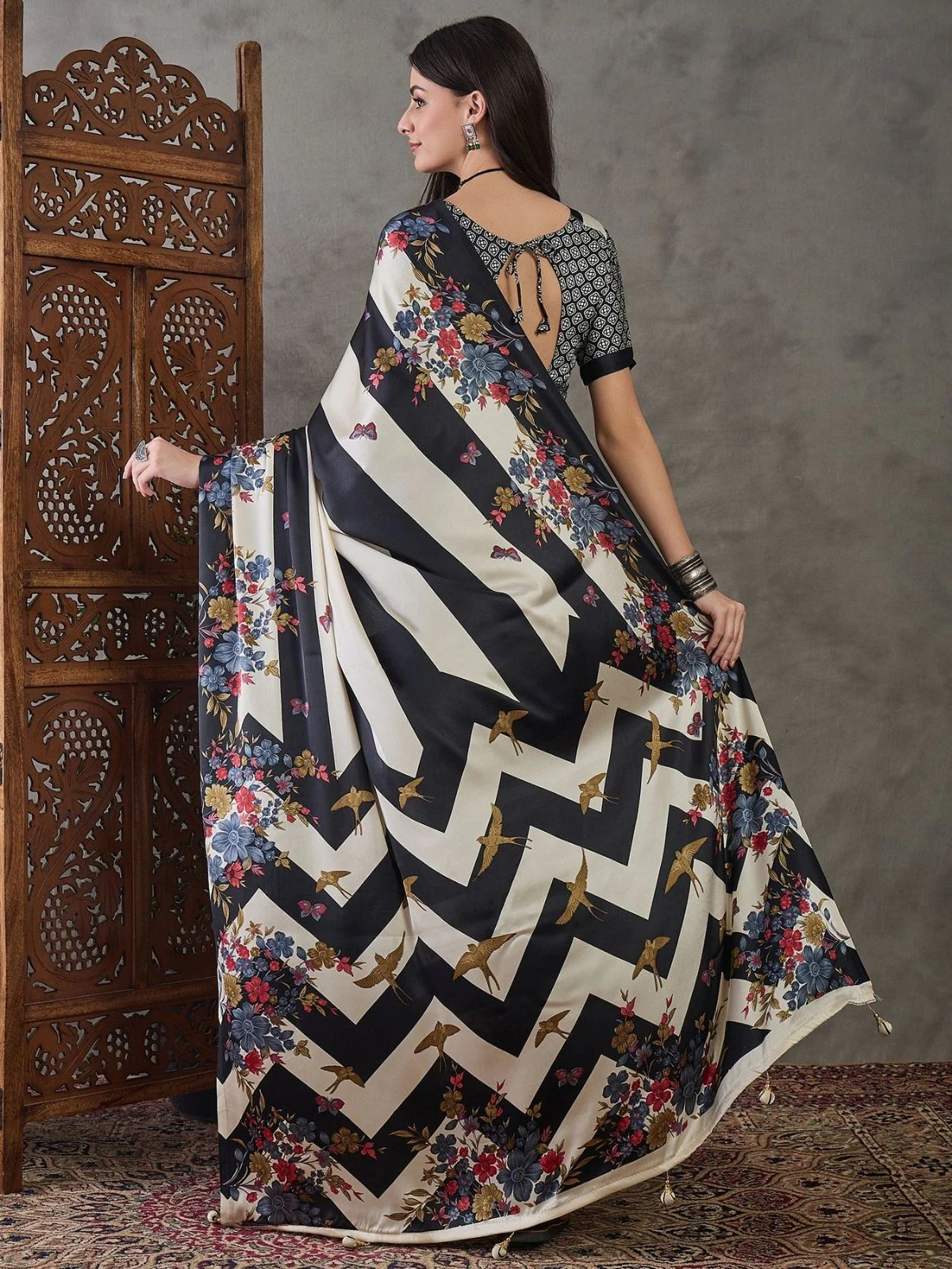 Odette Black And White Silk Blend Printed Elegant Saree For Women - Image 2