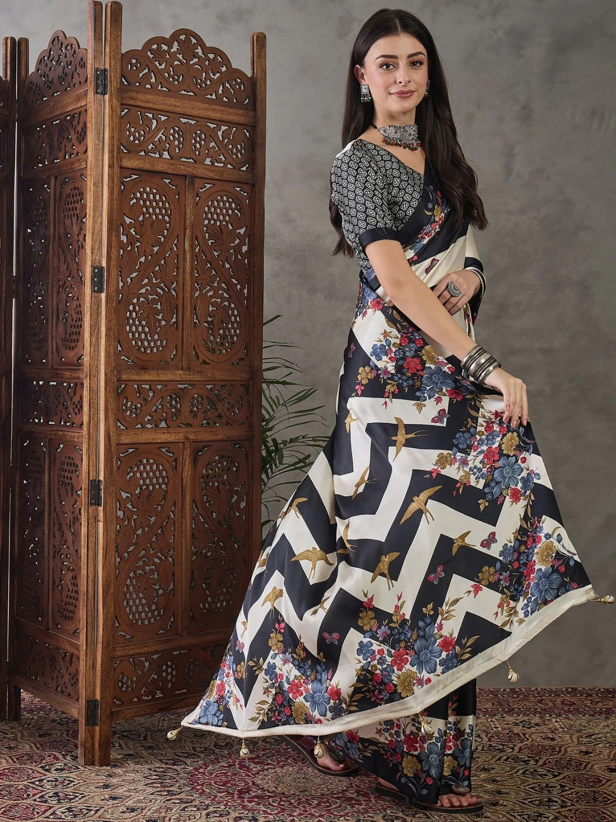 Odette Black And White Silk Blend Printed Elegant Saree For Women - Image 4