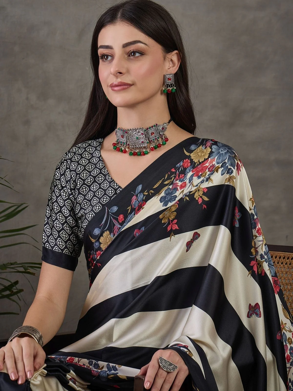 Odette Black And White Silk Blend Printed Elegant Saree For Women - Image 5