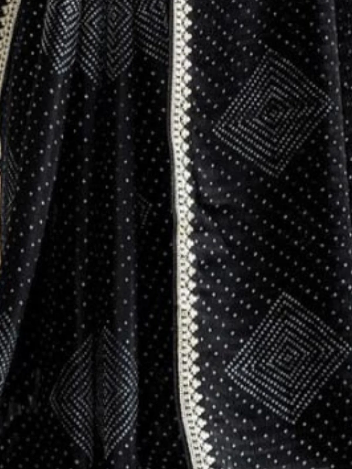 Odette Black Chiffon Embellished Saree For Women - Image 4