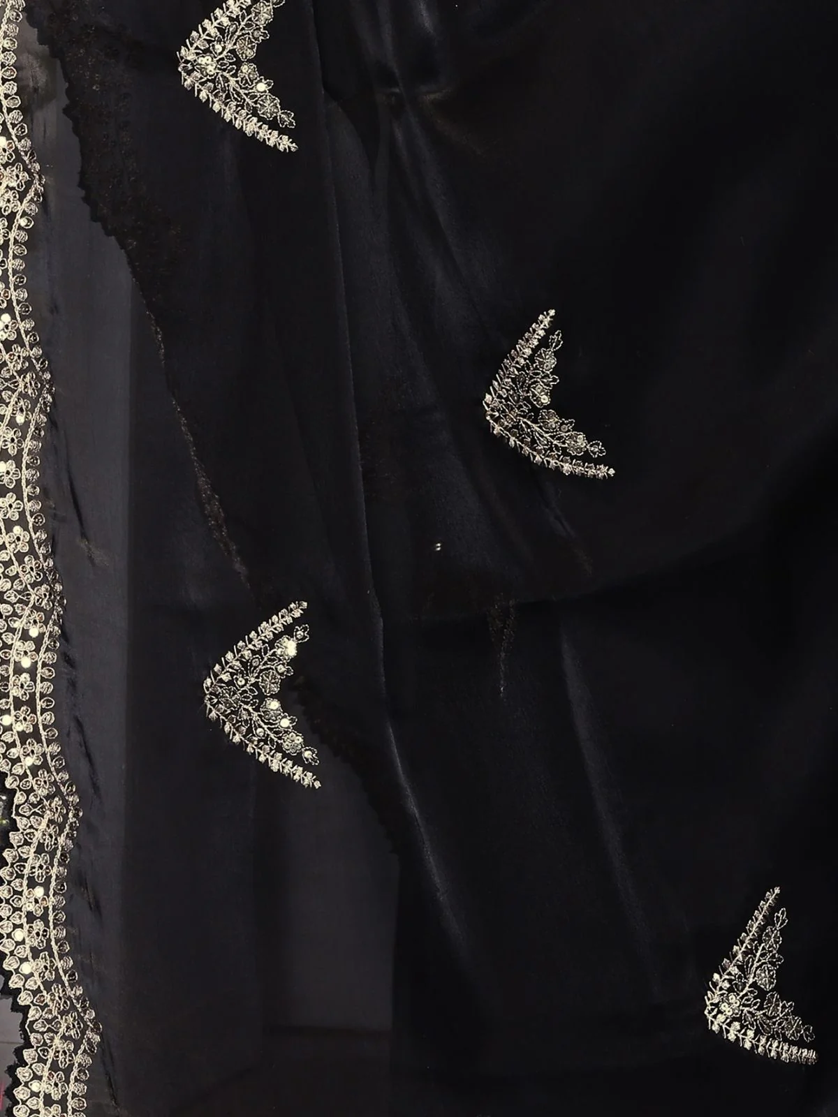 Odette Black Chiffon Embroidered Saree For Women - Image 5