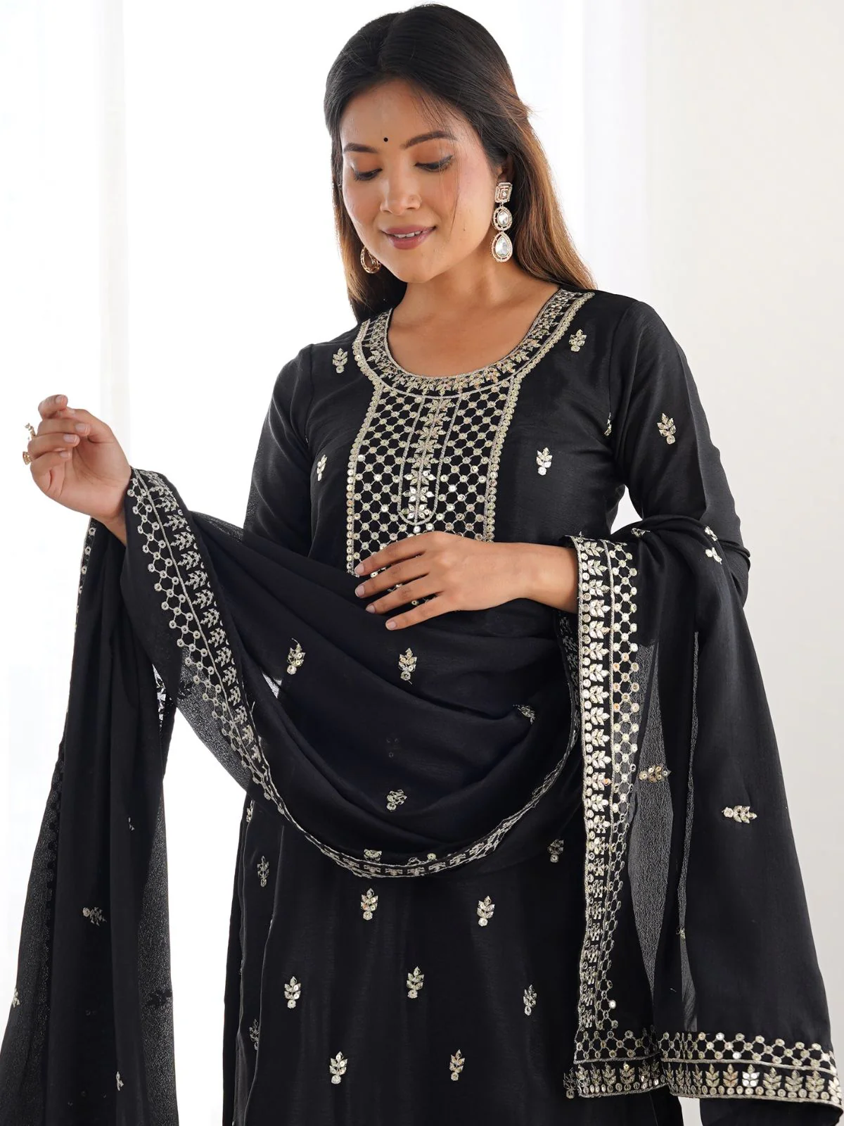 Odette Black Chinon Embroidered Kurta Set For Women - Image 4