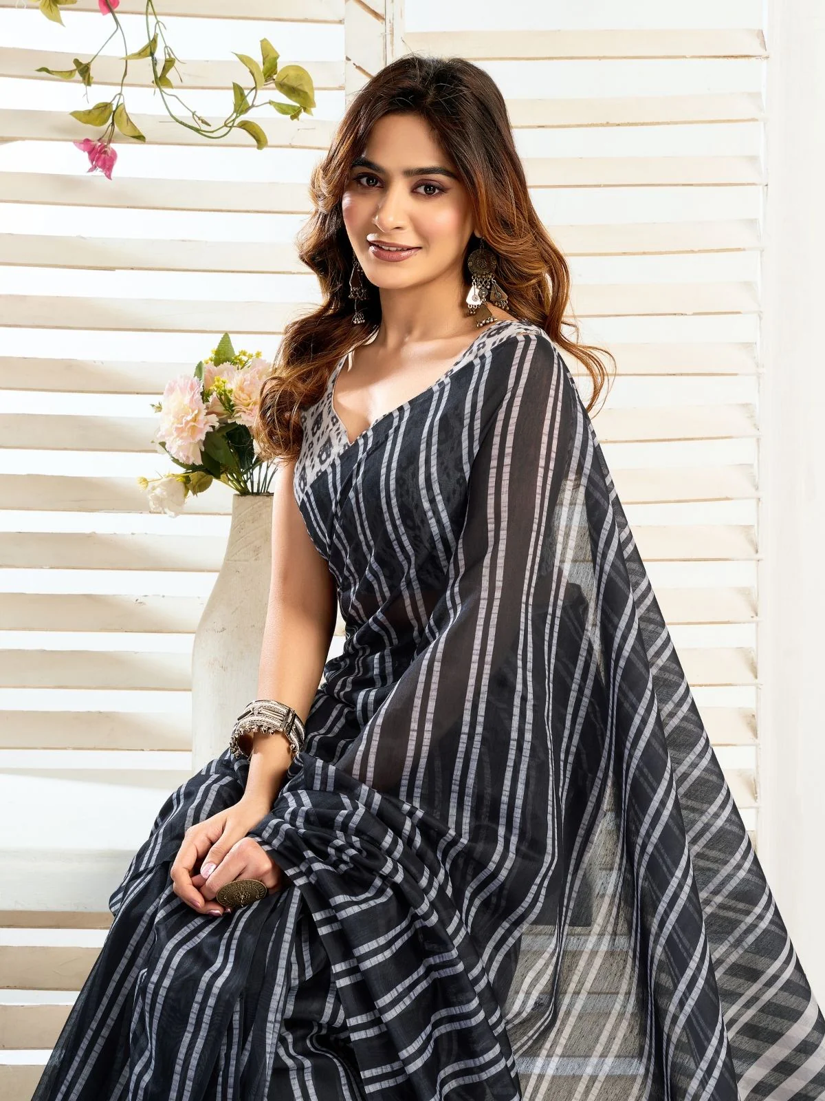 Odette Black Cotton Linen Zari Work Saree For Women - Image 3
