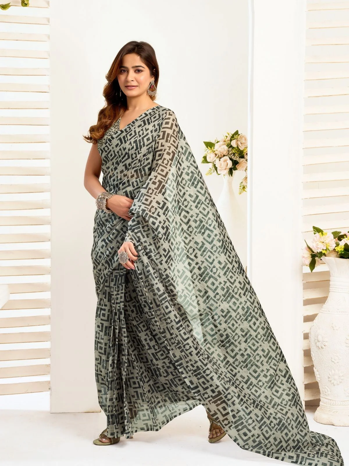 Odette Black Cotton Linen Zari Work Saree For Women - Image 3