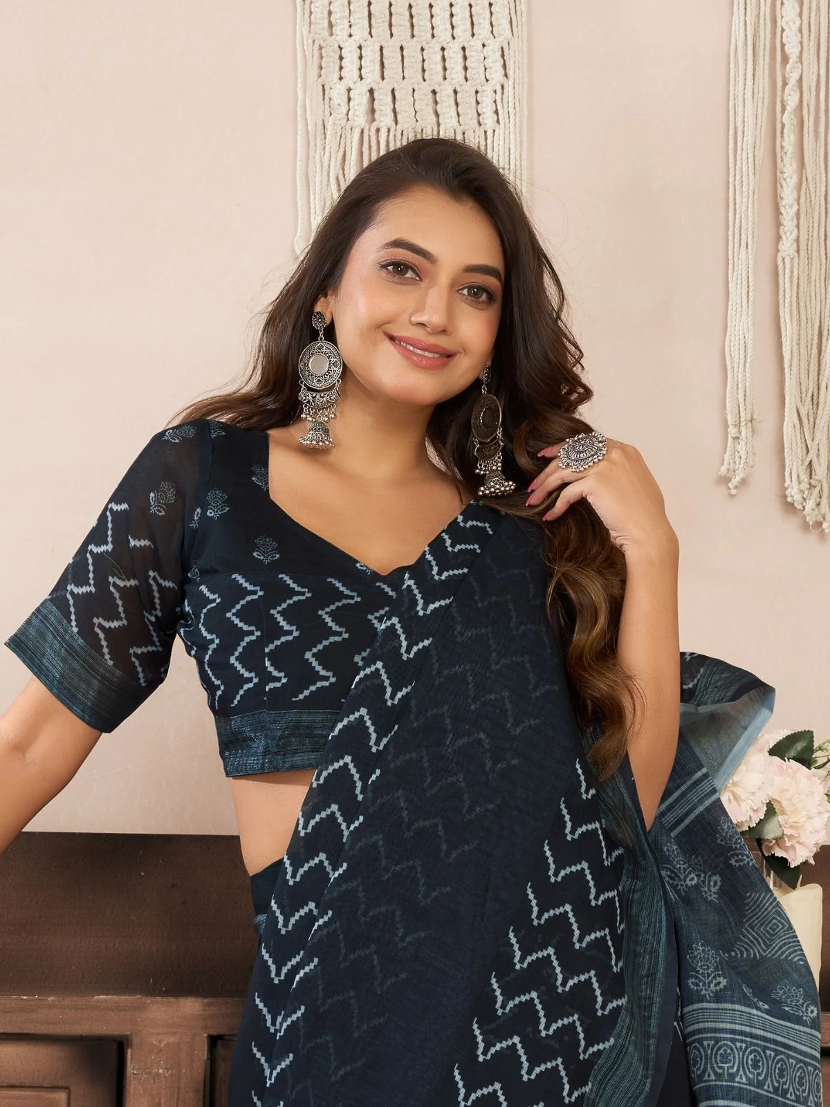 Odette Black Cotton Linen Zari Work Saree For Women - Image 4