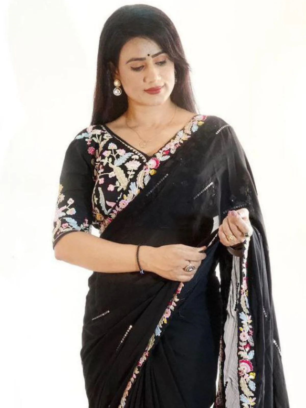 Odette Black Embroidered Silk Blend Saree With Stitched Blouse For Women - Image 3