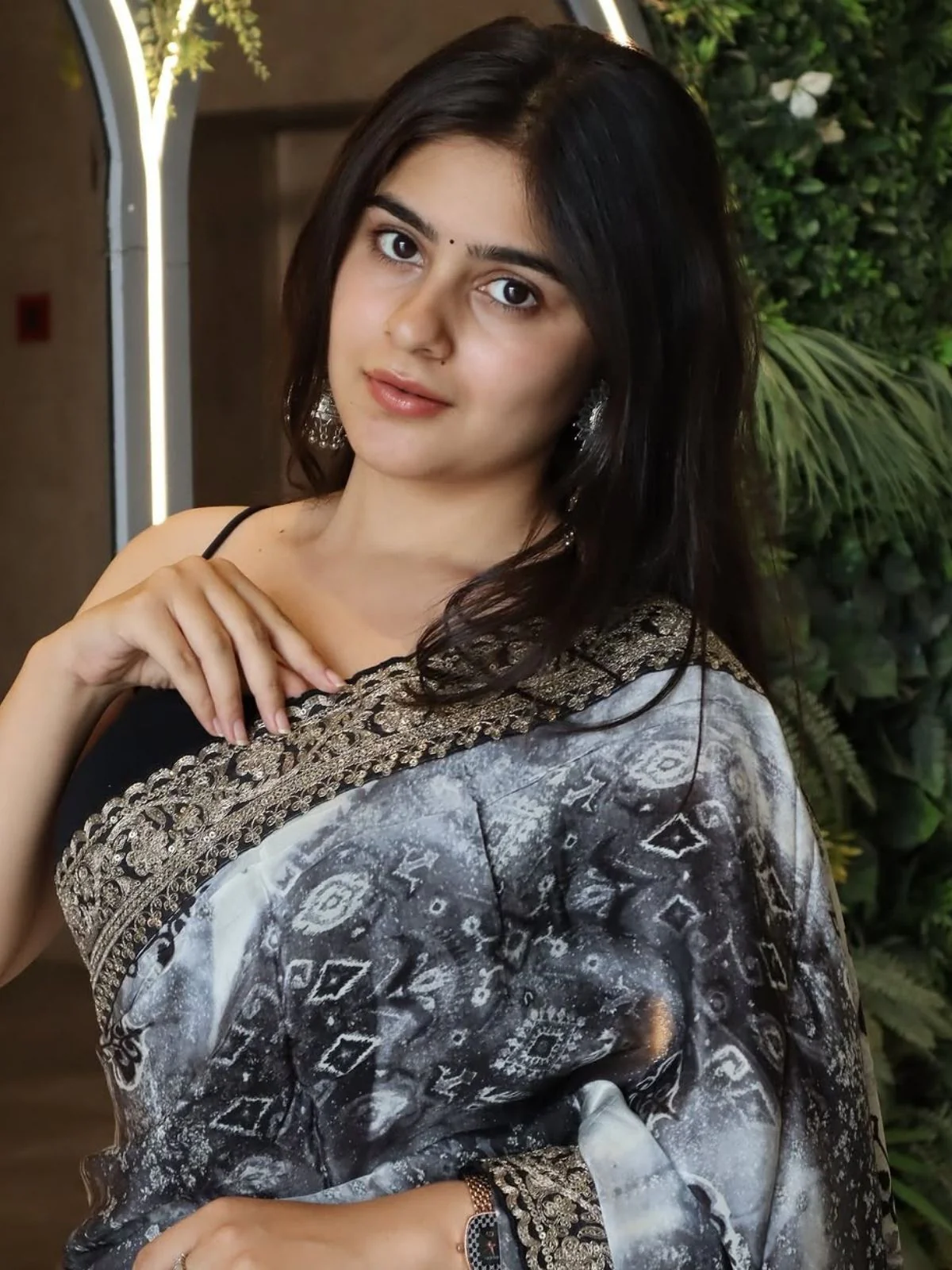 Odette Black Georgette Solid Printed Saree For Women - Image 2