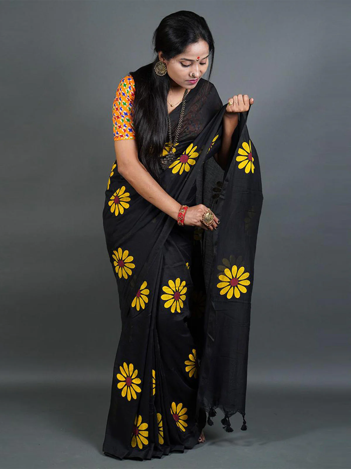 Odette Black Printed Cotton Saree With Unstitched Blouse For Women - Image 2