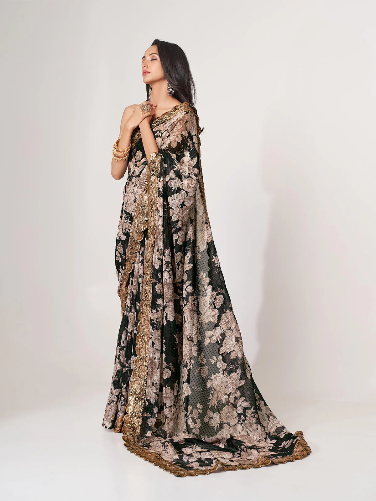 Odette Black Printed Organza Saree With Unstitched Blouse For Women - Image 3