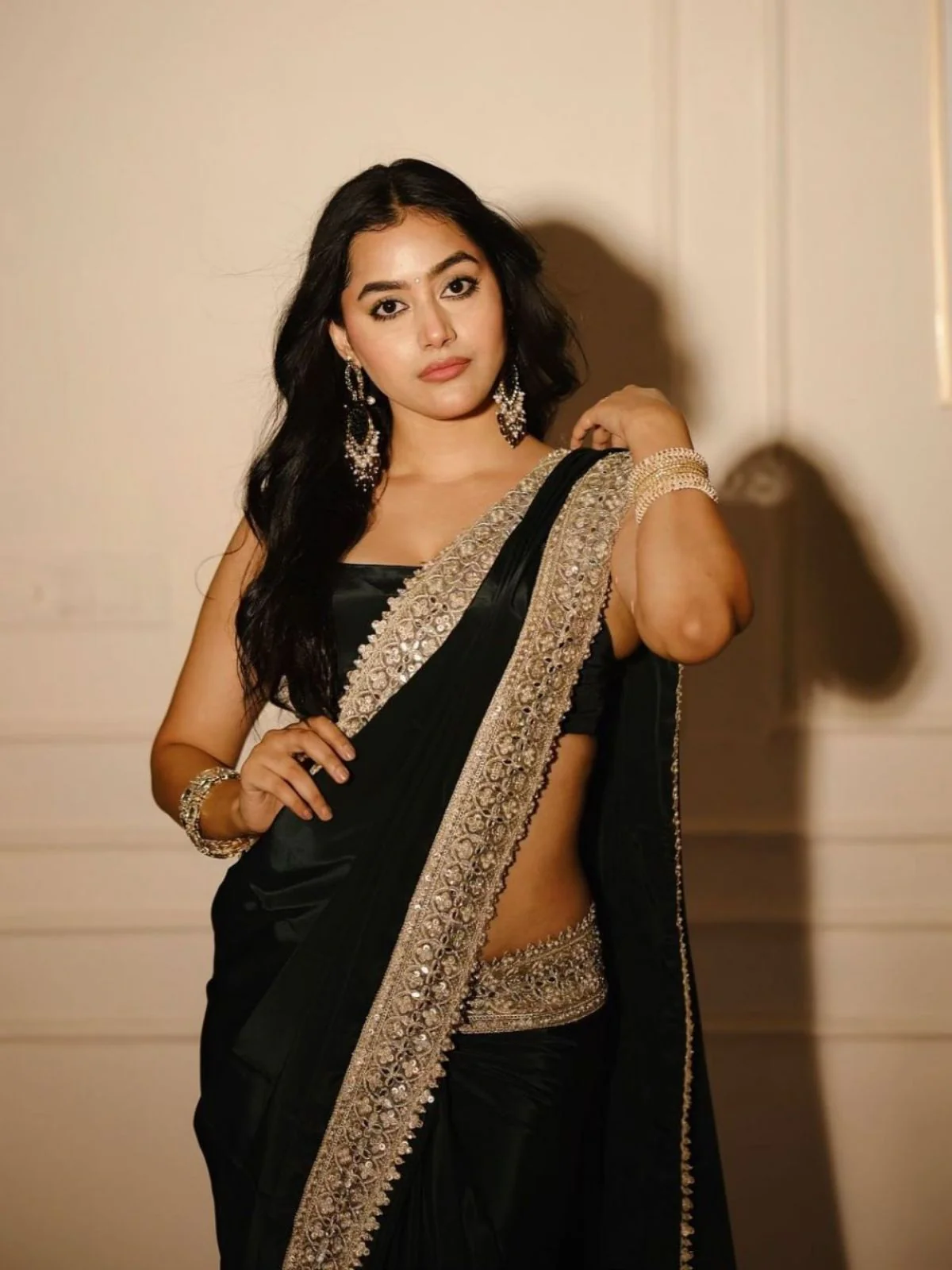 Odette Black Silk Blend Embellished Bordered Saree For Women - Image 4