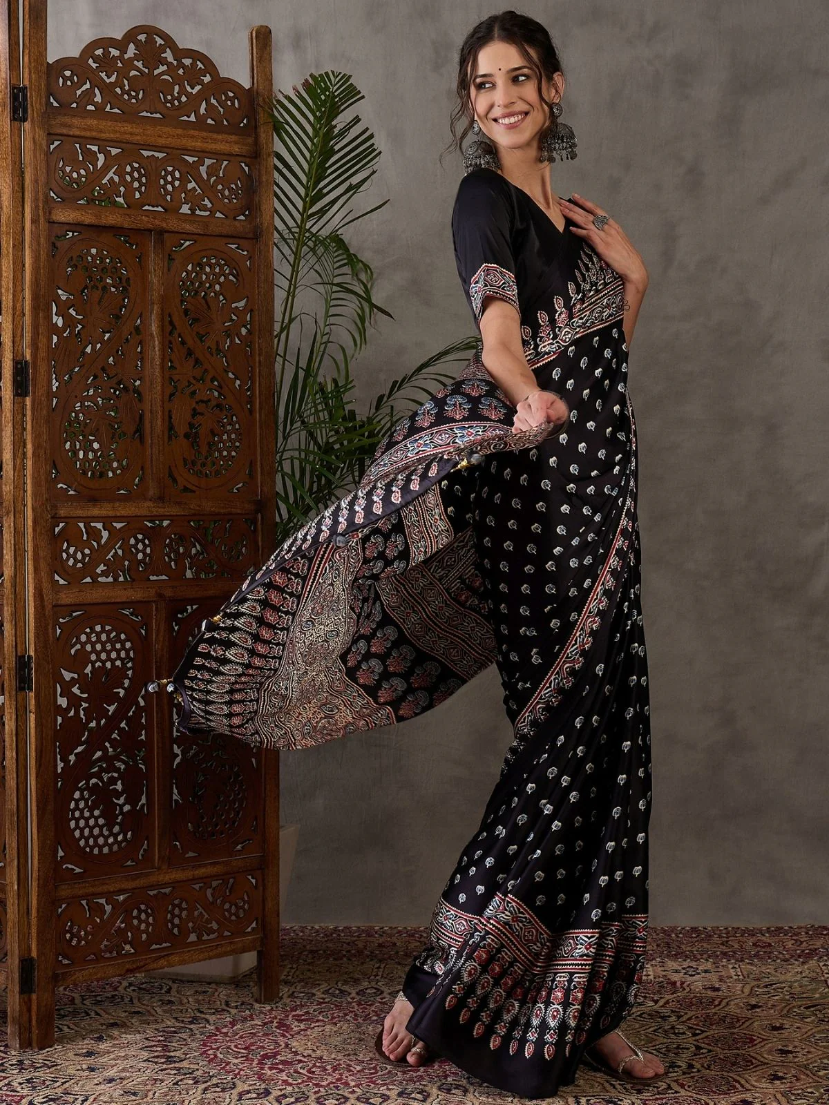 Odette Black Silk Blend Printed Elegant Saree For Women - Image 3