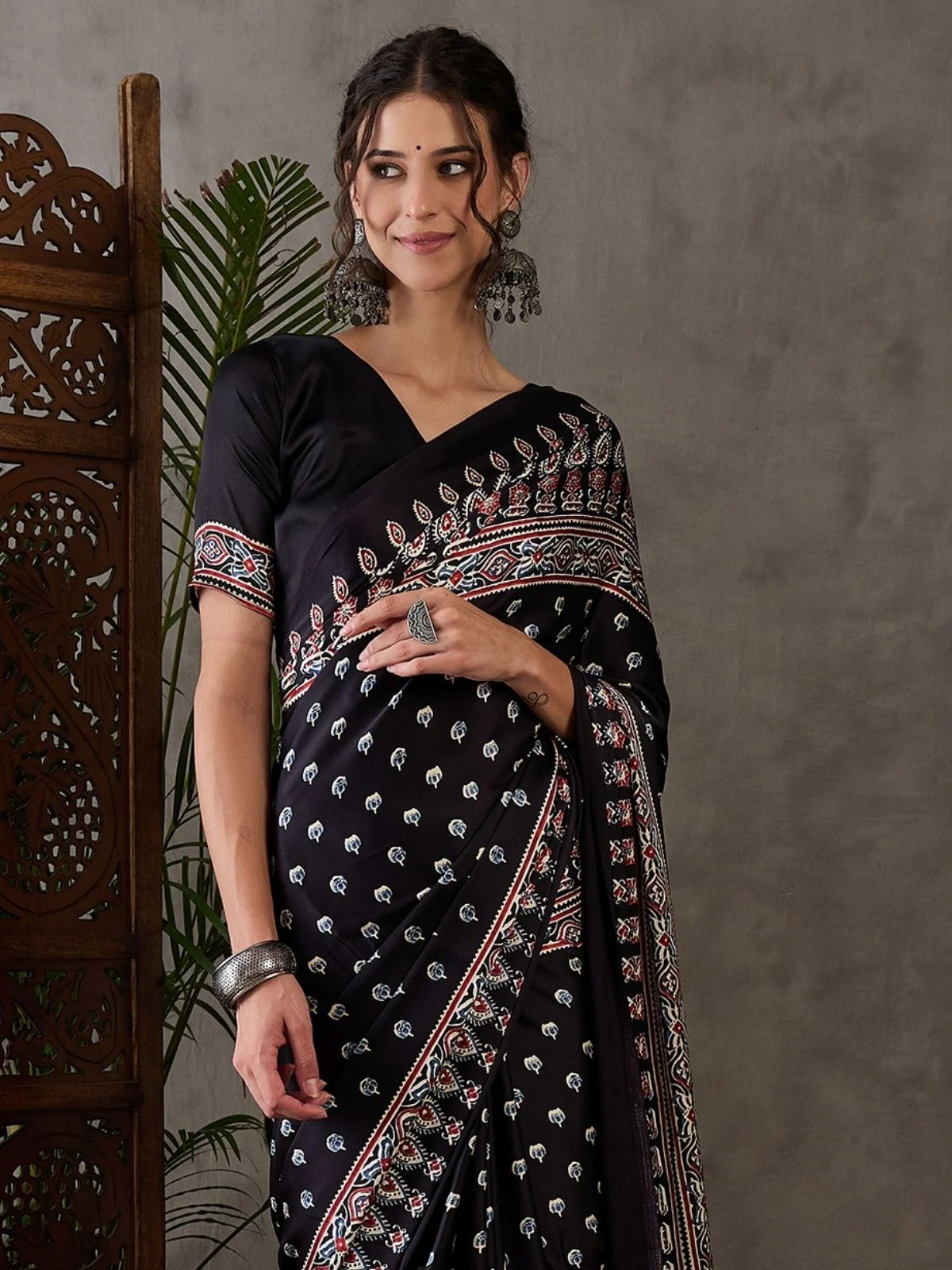 Odette Black Silk Blend Printed Elegant Saree For Women - Image 4