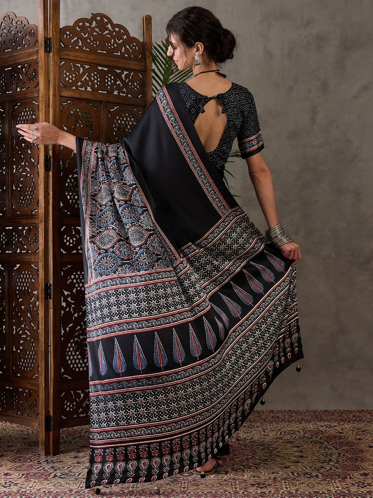 Odette Black Silk Blend Printed Elegant Saree For Women - Image 2