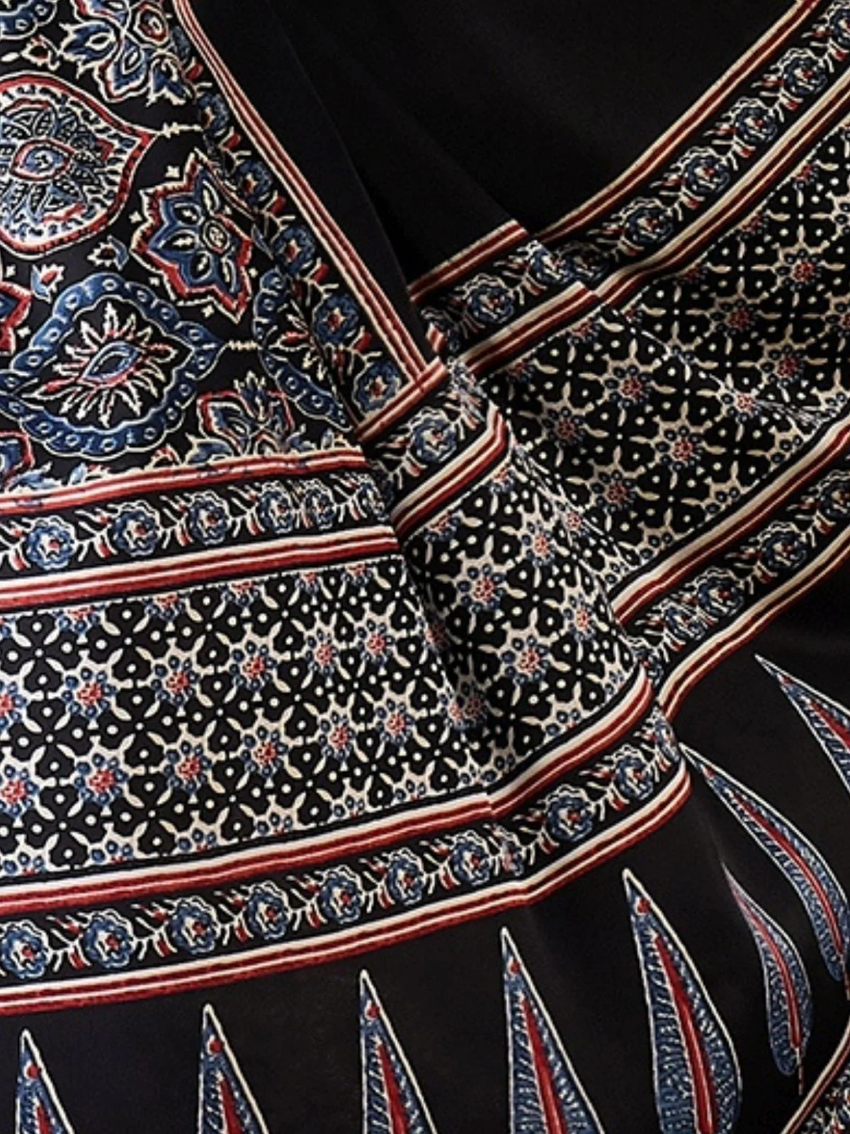 Odette Black Silk Blend Printed Elegant Saree For Women - Image 5