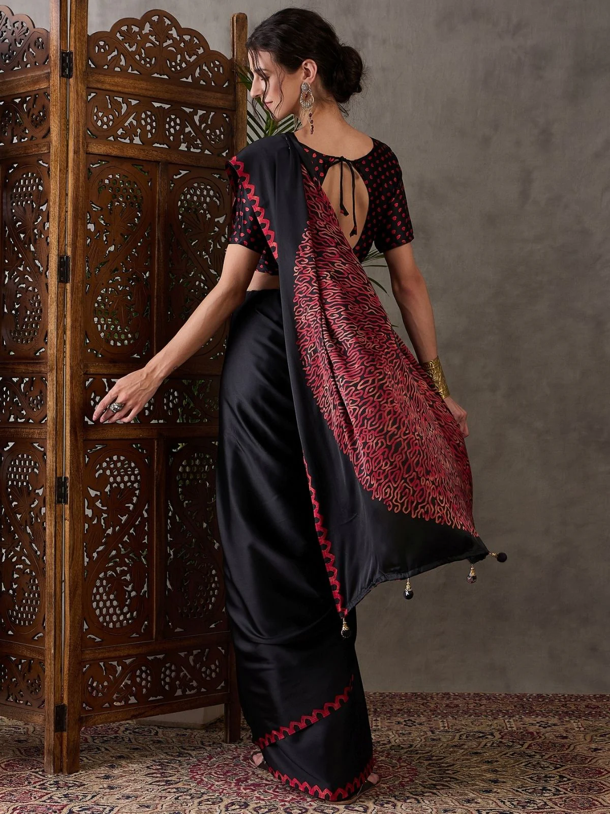 Odette Black Silk Blend Printed Elegant Saree For Women - Image 2