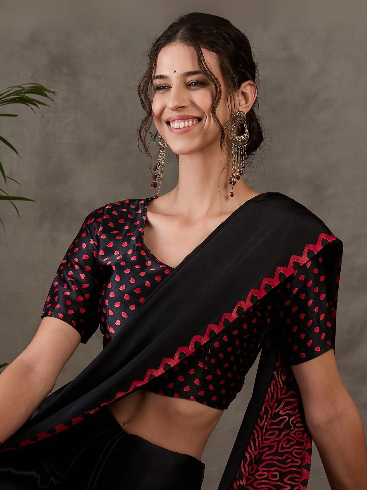 Odette Black Silk Blend Printed Elegant Saree For Women - Image 4