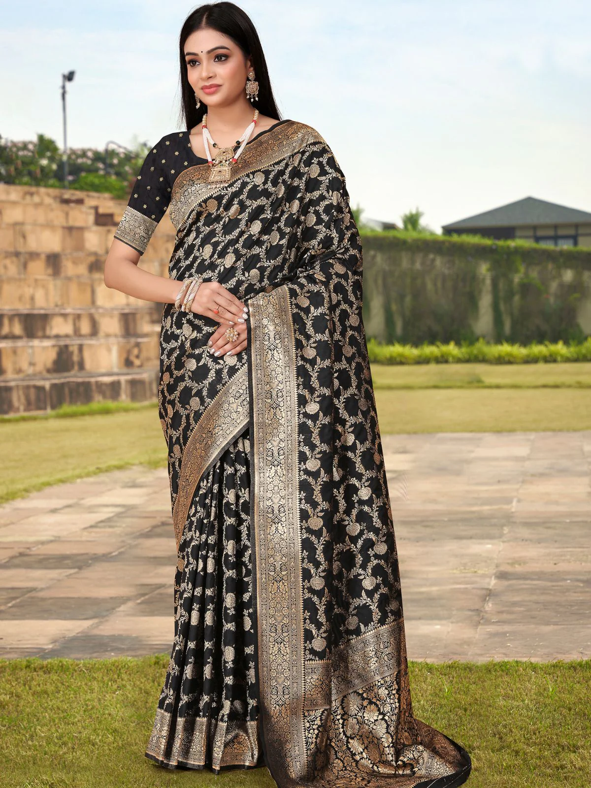 Odette Black Woven Banarasi Silk Saree With Unstitched Blouse For Women - Image 3