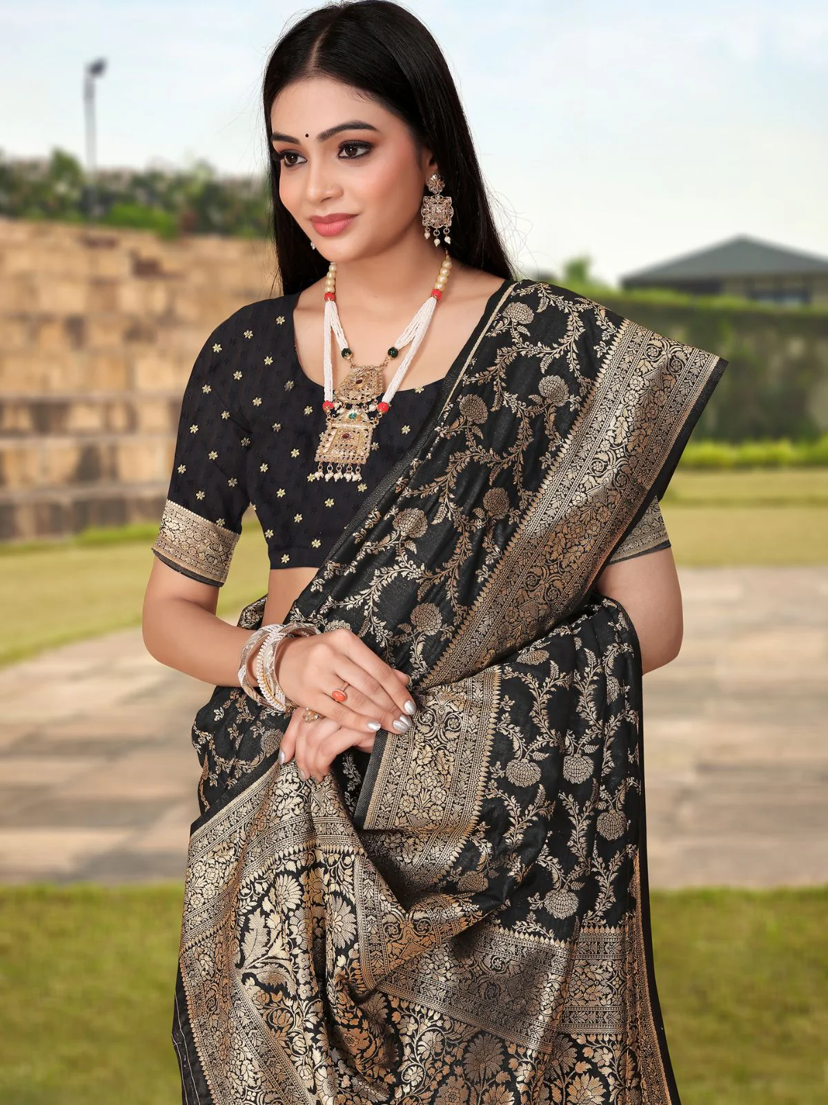 Odette Black Woven Banarasi Silk Saree With Unstitched Blouse For Women - Image 4