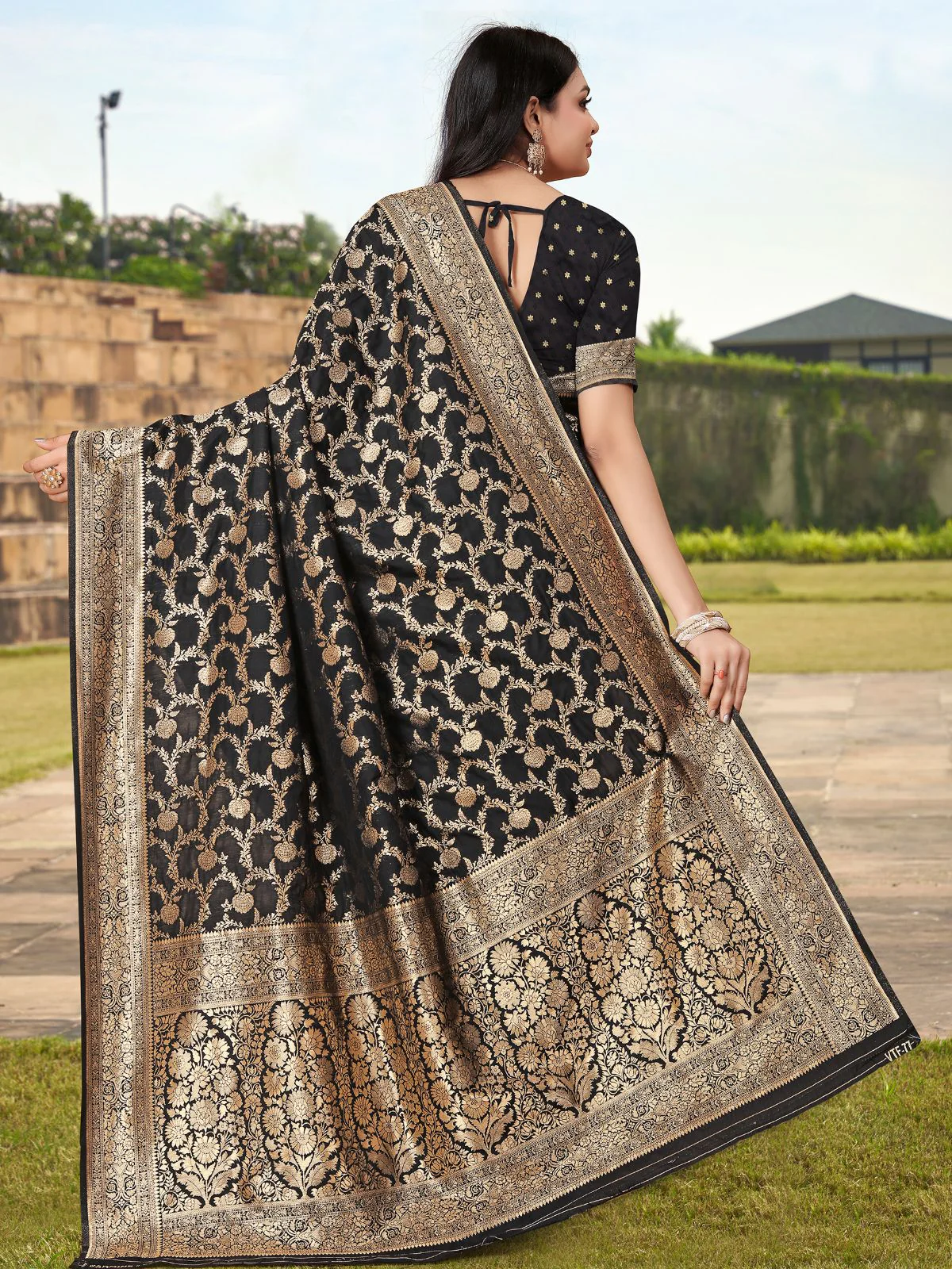 Odette Black Woven Banarasi Silk Saree With Unstitched Blouse For Women - Image 5